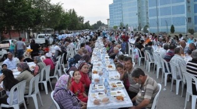 Başkan Çelikcan iftarını vatandaşlarla birlikte açtı