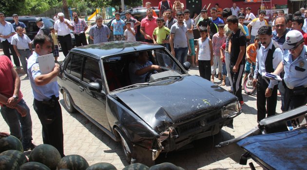 Hırsızlık yapıp kaçarken otomobille markete girdi