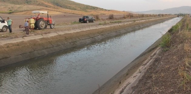 Sulama kanalına düşen baba bulundu, oğlu aranıyor
