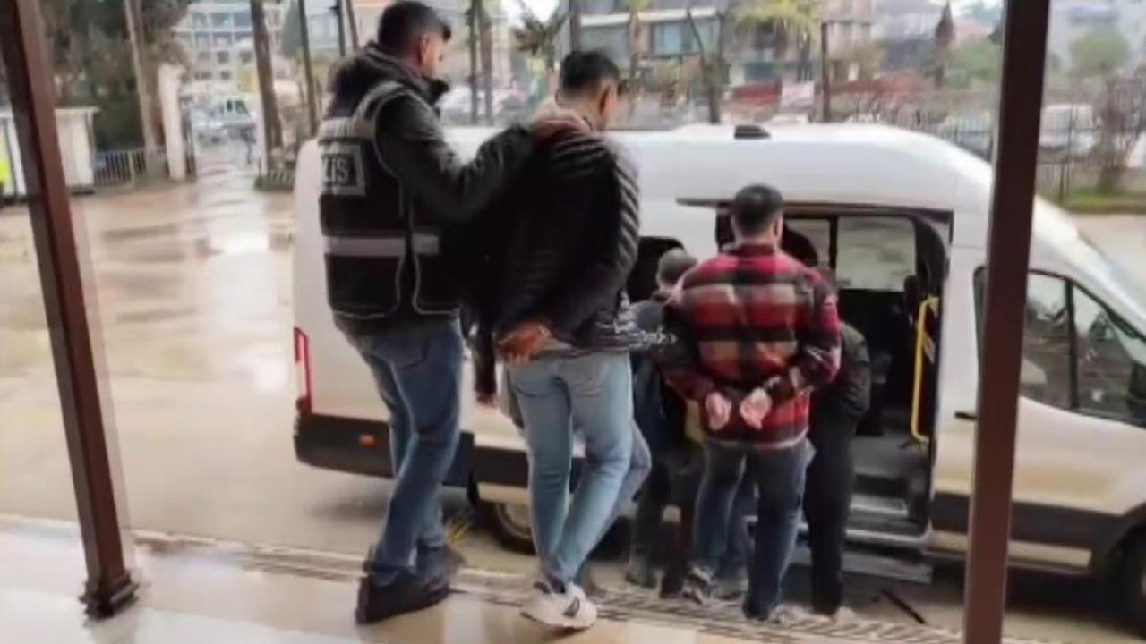 Film Gibi Kovalamaca:Yola Atılan Çuvaldan 4 Kalaşnikof Çıktı