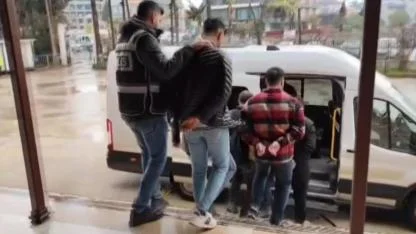 Film Gibi Kovalamaca:Yola Atılan Çuvaldan 4 Kalaşnikof Çıktı