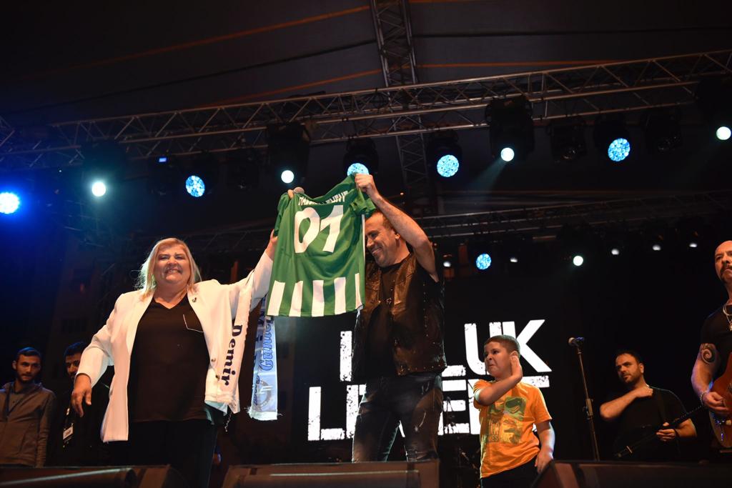 Ceyhan'da Haluk Levent Konseriyle ''Cumhuriyet Çoşkusu'' Yaşandı