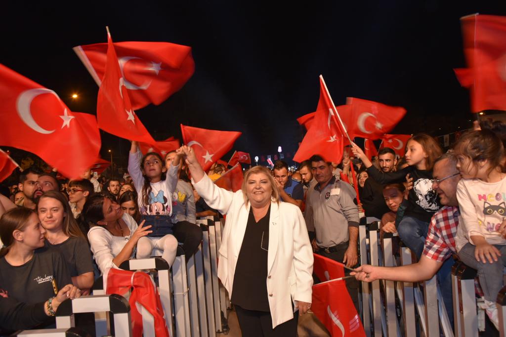 Ceyhan'da Haluk Levent Konseriyle ''Cumhuriyet Çoşkusu'' Yaşandı
