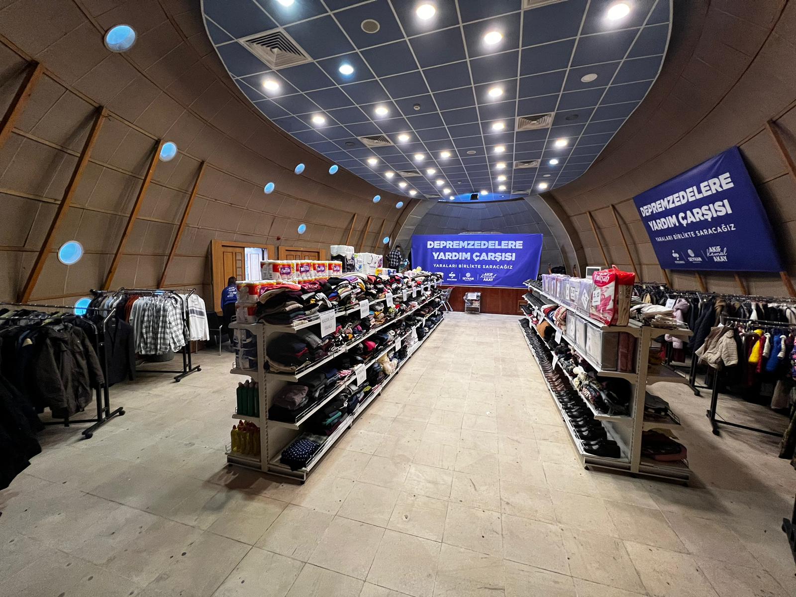 Seyhan'da Dayanışma "Depremzedelere Yardım Çarşısı" İle Sürüyor