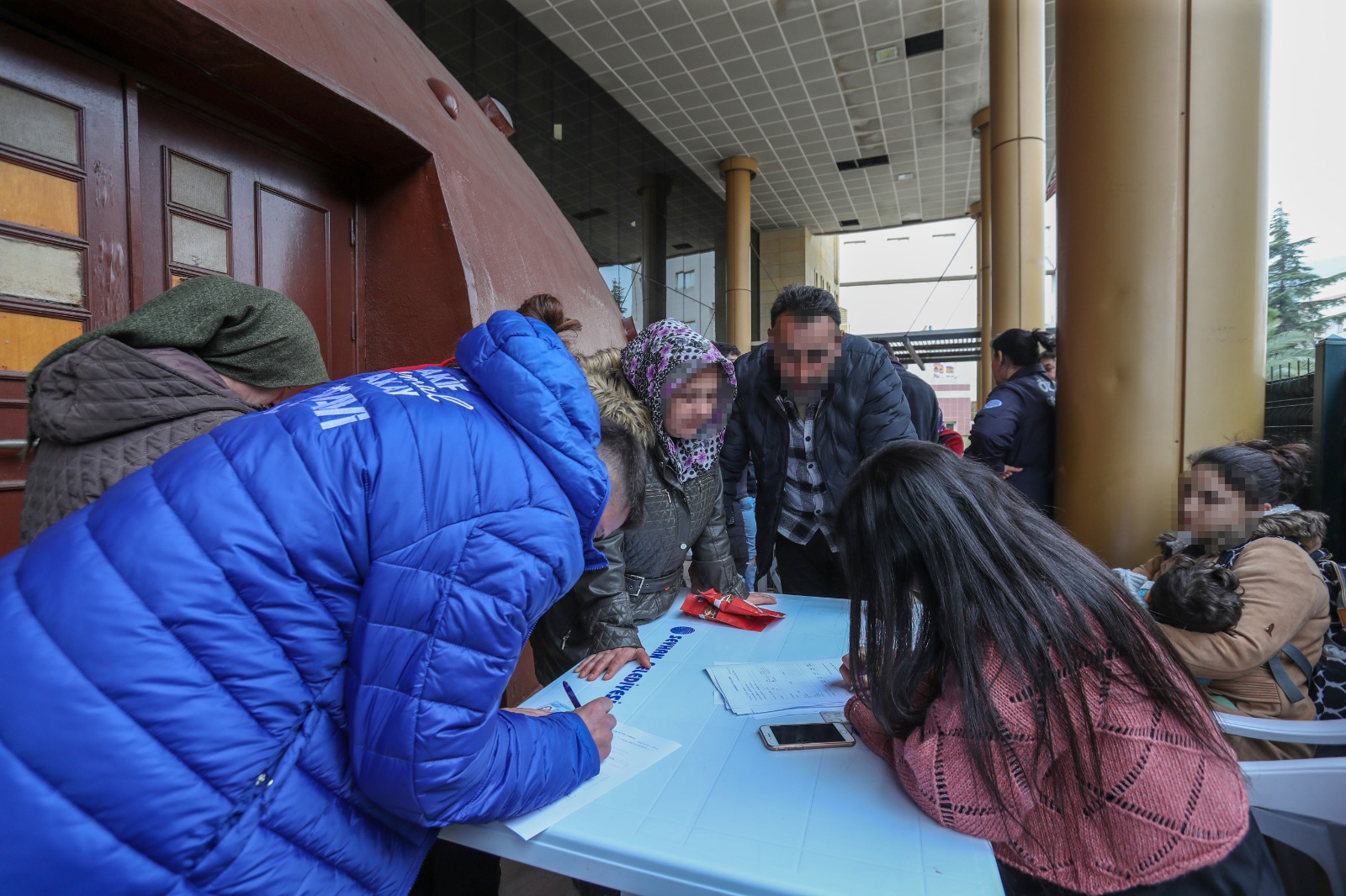 Seyhan'da Dayanışma "Depremzedelere Yardım Çarşısı" İle Sürüyor