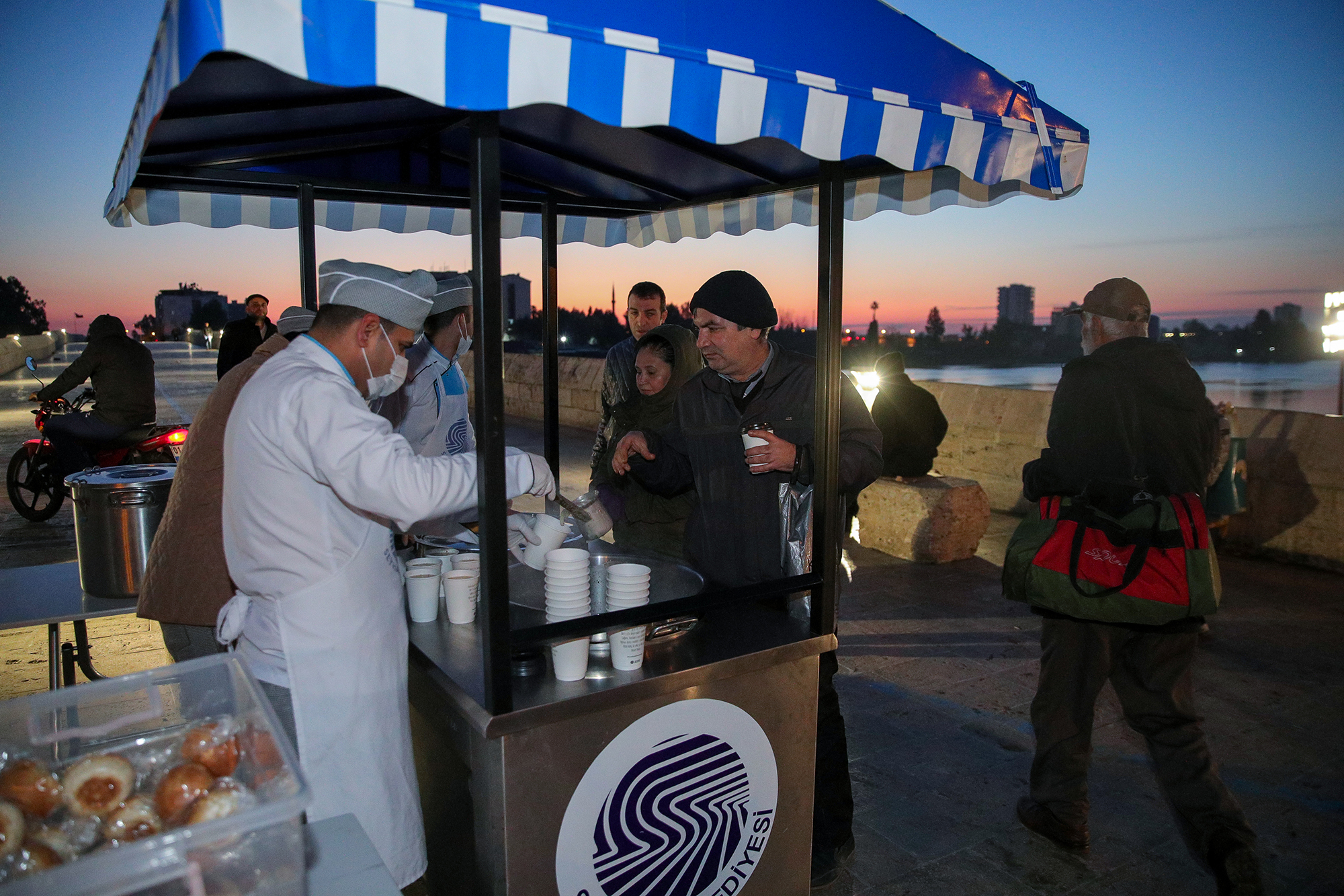 Seyhan Belediyesinden 7'den 70'e Yemek Hizmeti