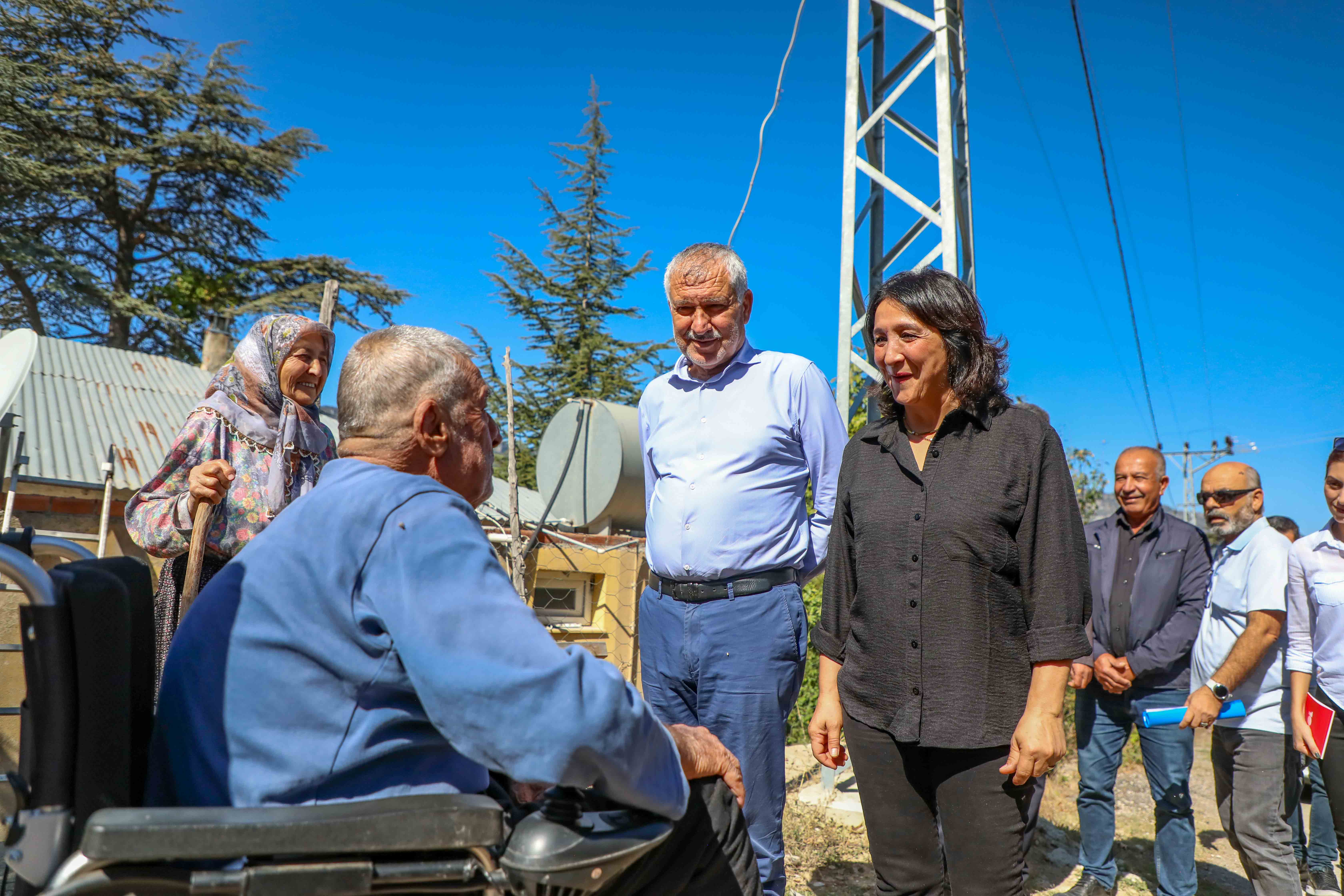 Başkan Karalar, Depremzede Vatandaşları Ziyaret Etti