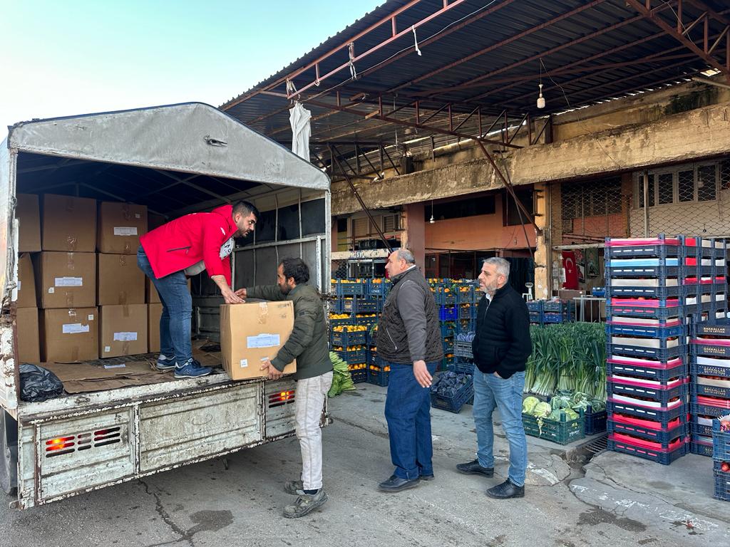 Ceyhan Belediyesi'nden Çocuklara Atkı-Kaşkol, İşçilere İş Kıyafeti
