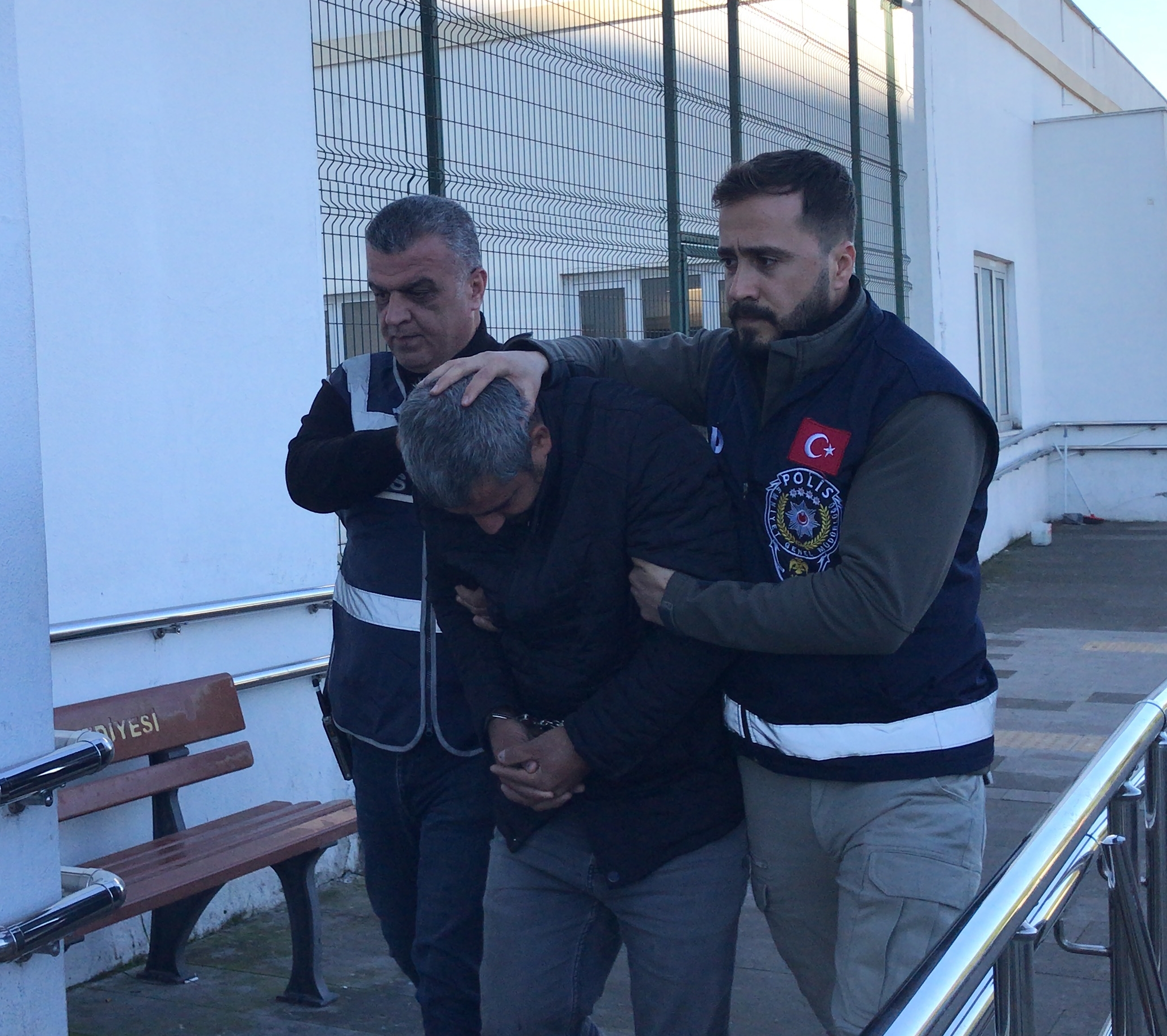 Adana'da Evlerden Ruhsatsız Silahlar Çıkıyor!