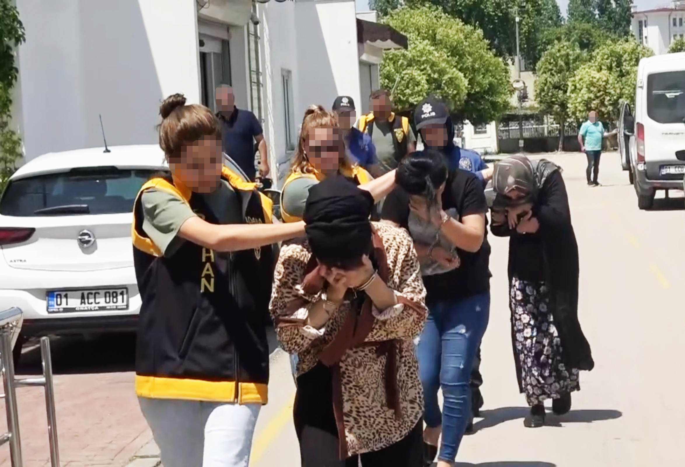 Balkondaki Gizli Bölmeden Silah Çıktı