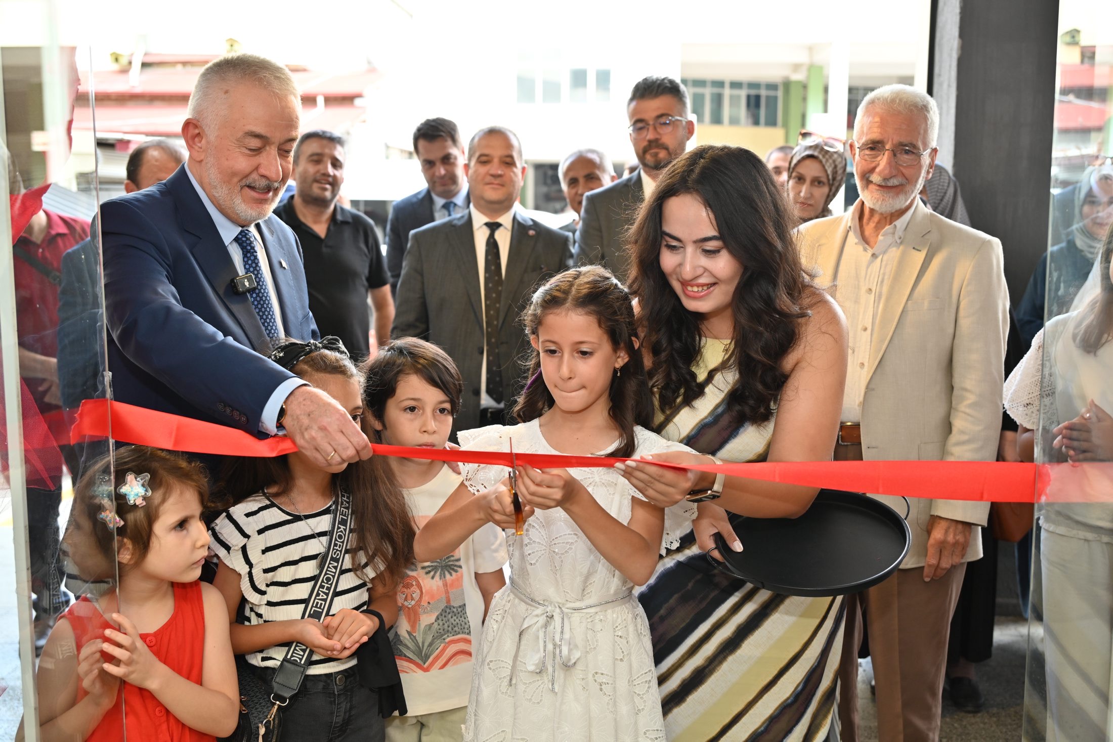 9 Yaşındaki Nurgül'den ''Renkli Dünyalar'' Sergisi