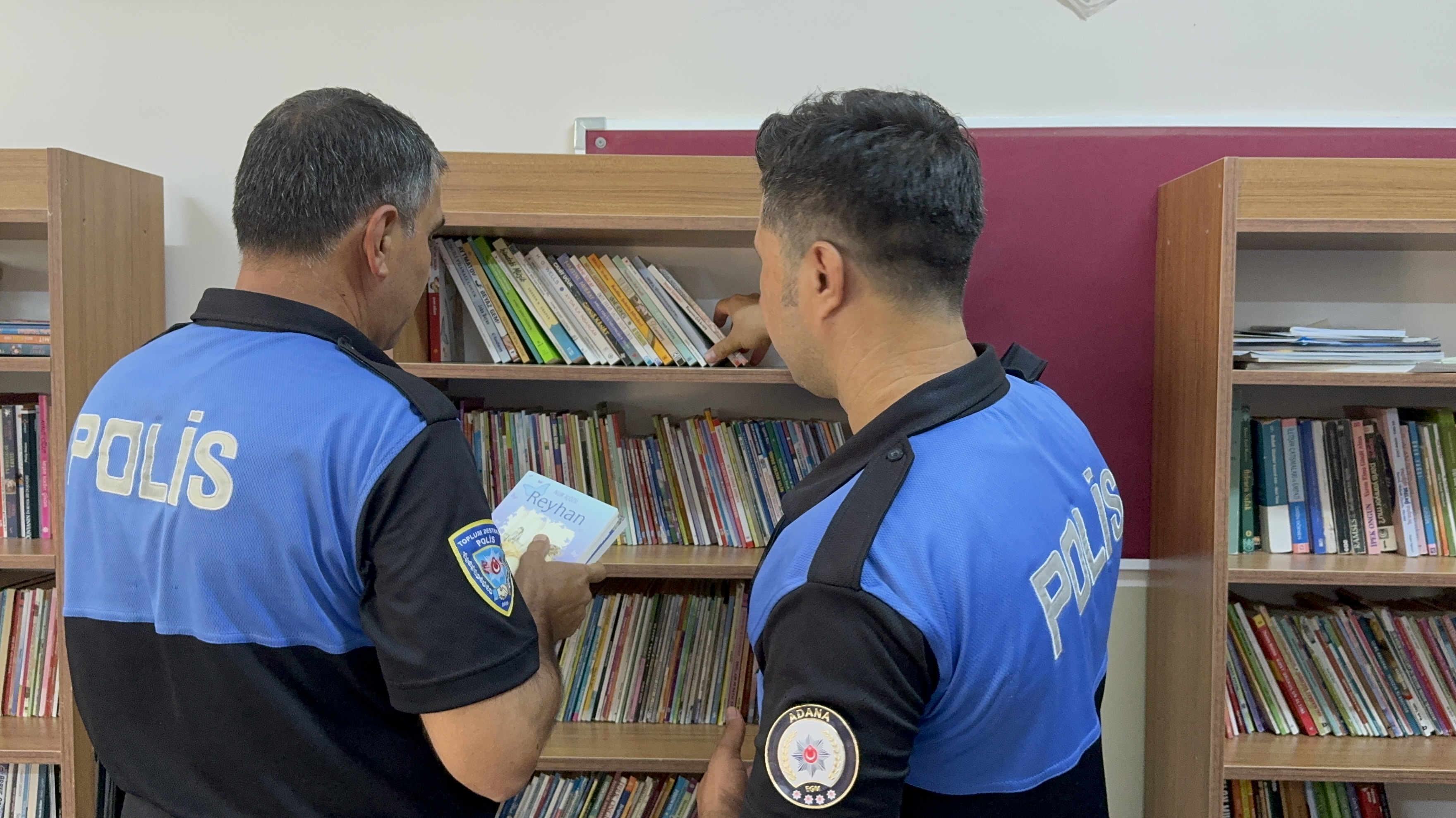 Öğrencilere Kitap Dağıtıp, Birlikte Okudular