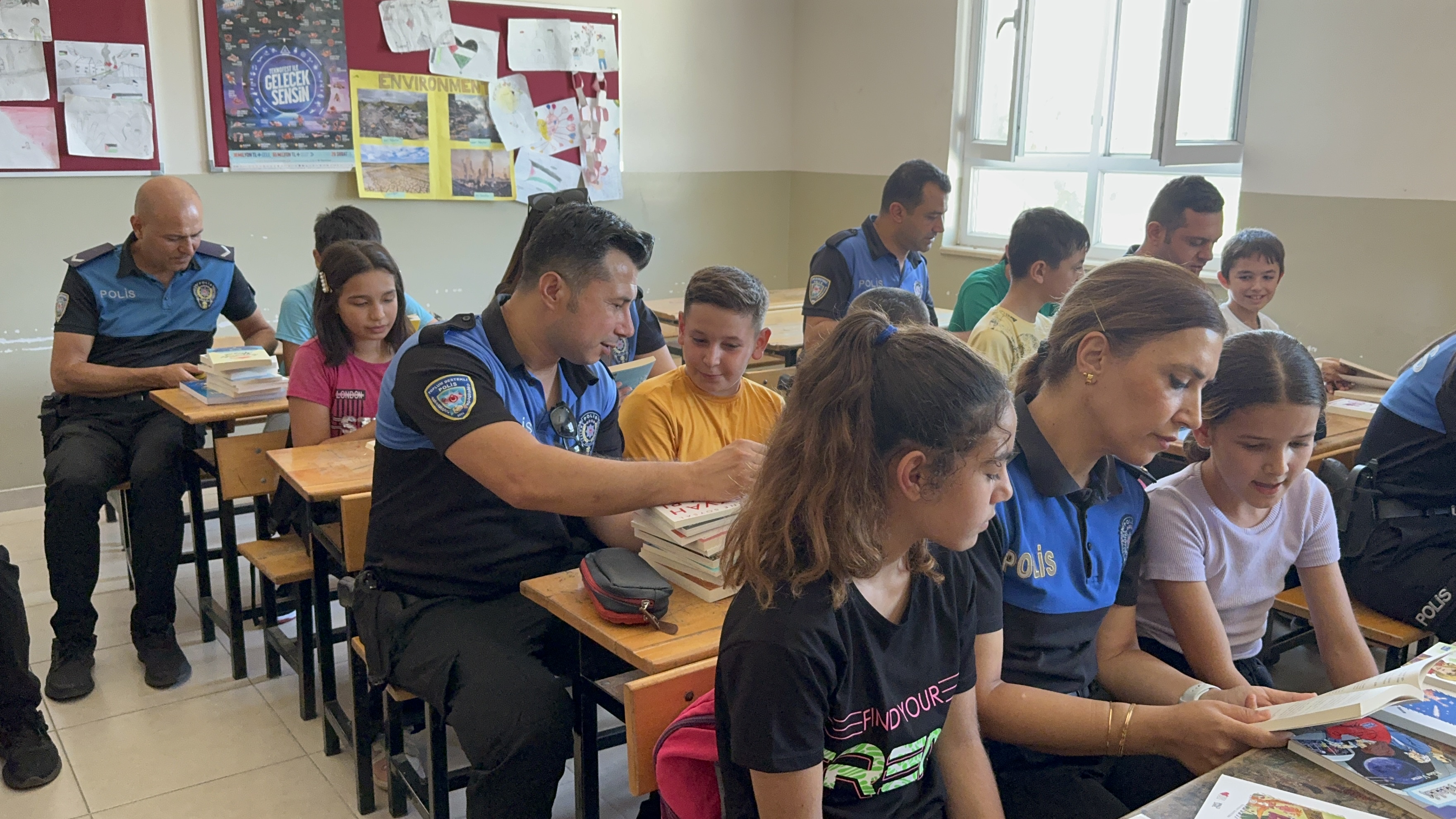 Öğrencilere Kitap Dağıtıp, Birlikte Okudular
