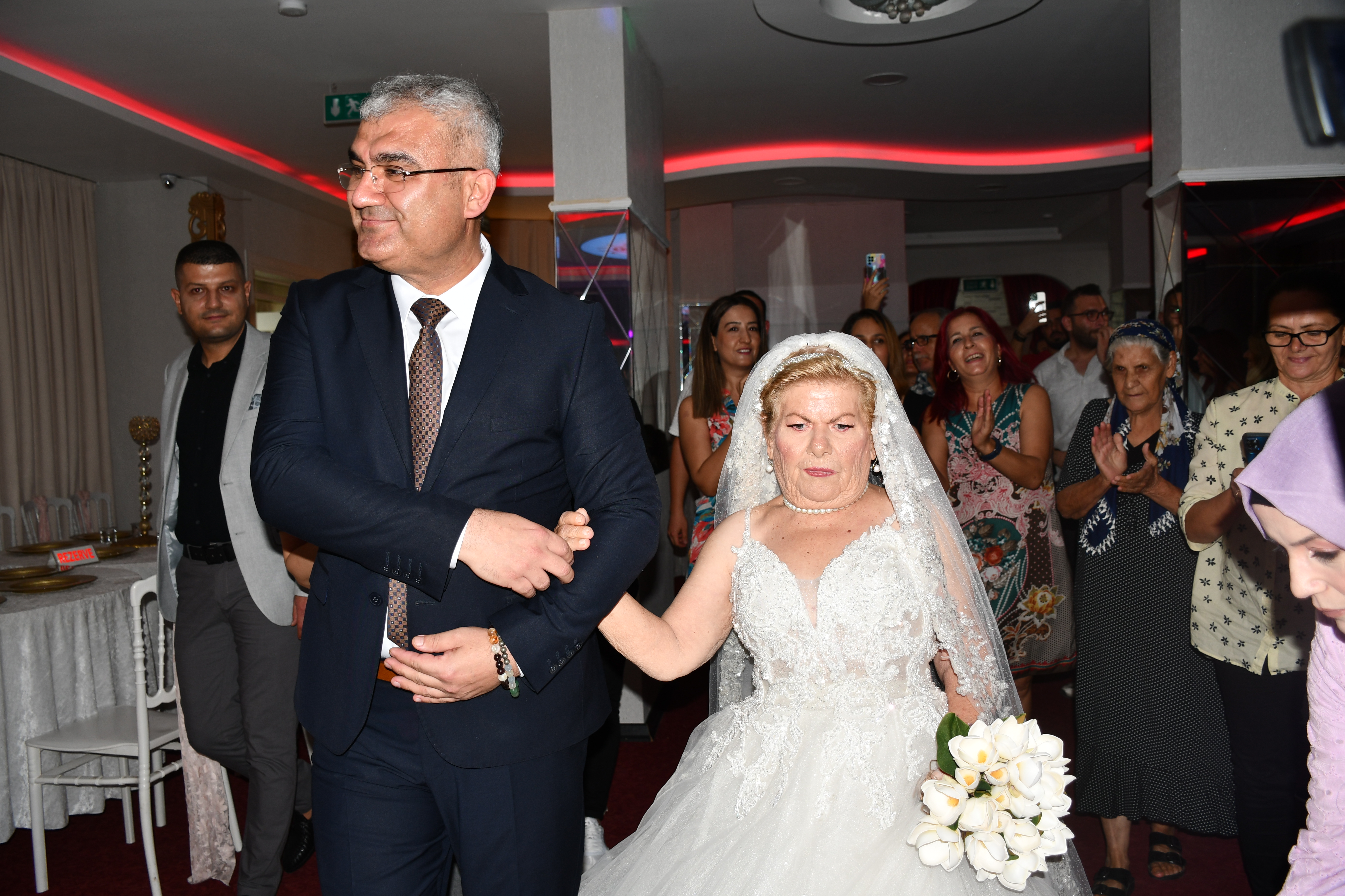 83 Yaşında Gelinlik Giydi