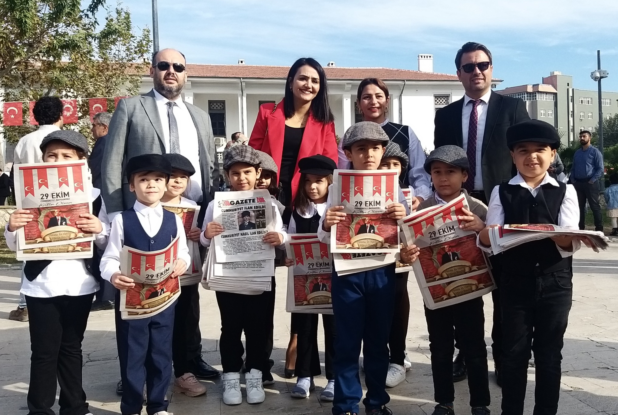 Öğrenciler, Cumhuriyet'in İlan Edildiğini Duyuran Gazete Dağıttı