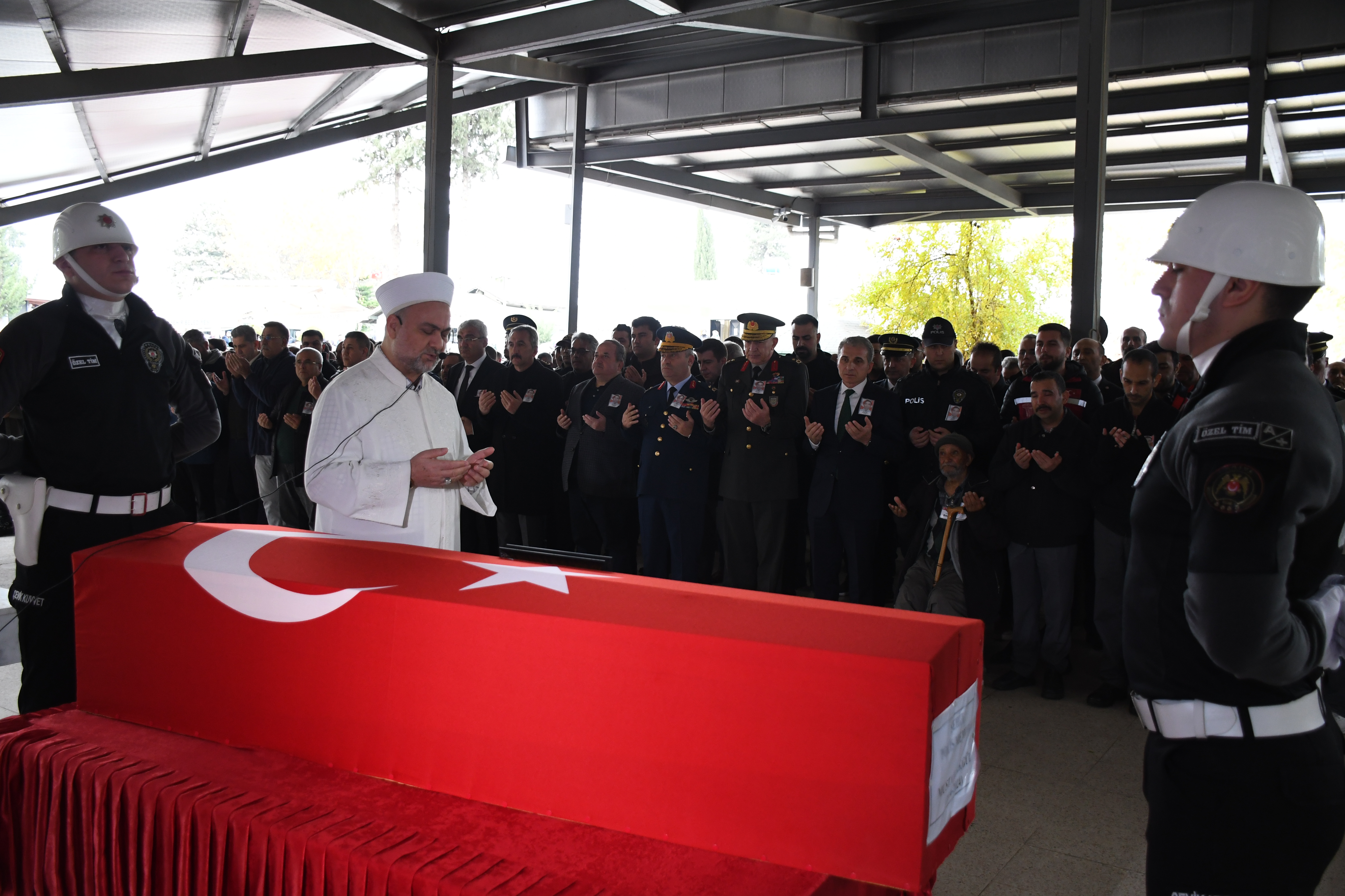 Şehit Polis Memuru Toprağa Verildi