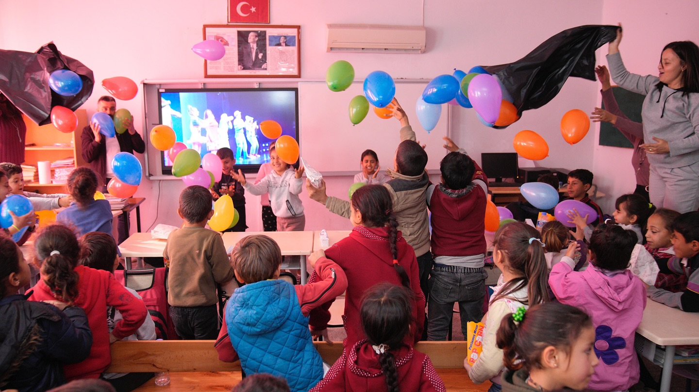 Seyhanlı Çocukların Patlamış Mısır Eşliğinde Film Keyfi