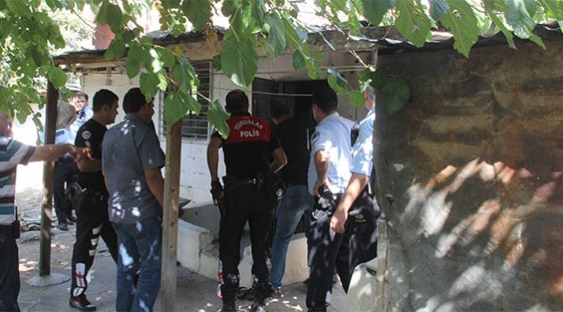 10 ay hapis cezasıyla aranan şahıs polisi bıçakladı