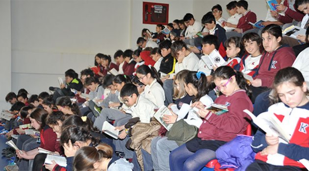14 Şubat’ı kitap okuyarak kutladılar