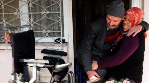 15 yıldır engelli eşini kucağında taşıyor