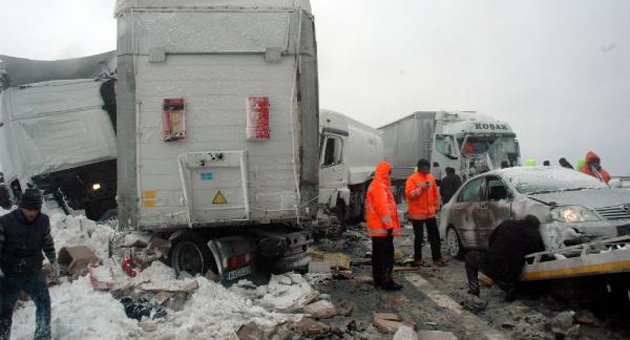 18 araç birbirine girdi:1 ölü 10 yaralı