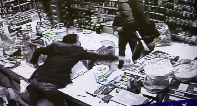 18 yaşındaki genç, silahlı gaspçıları püskürttü