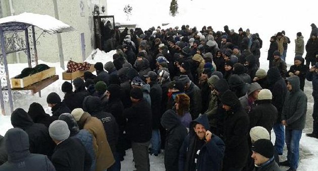 2 çocuğunu kurtarıp yanarak ölen anne ve baba toprağa verildi