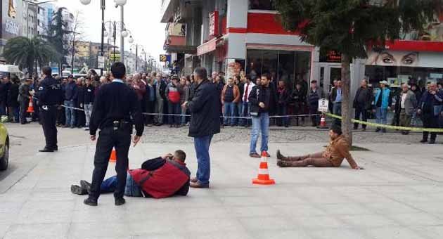 2 kuzenini sokakta bacaklarından vurdu