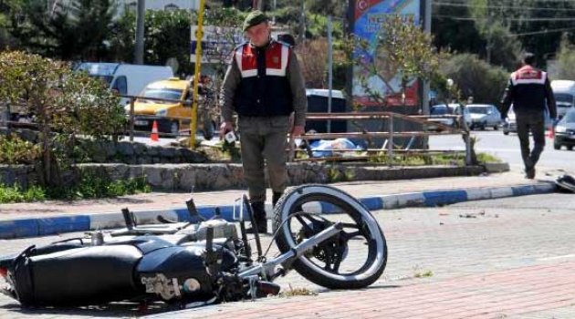 2 motosiklet çarpıştı: 1 ölü, 3 yaralı