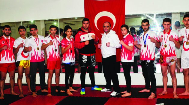 2016 yılında  Dünya ve Avrupa  Şampiyonları çıkarttı