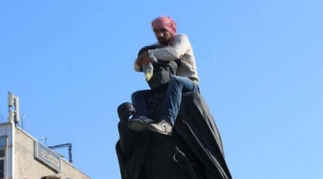 Atatürk büstüne çıktı tepki topladı