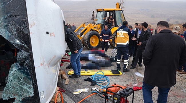 Cenaze taşıyan midibüs devrildi: 4 ölü15 yaralı
