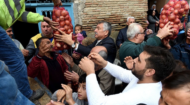 Dar gelirli ailelere 10 ton soğan dağıtıldı