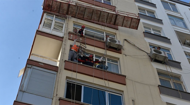 İşçiler üzerindeyken iskele halatı koptu