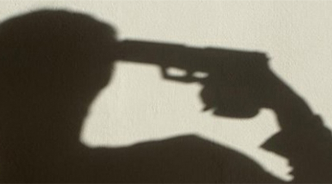 Kadın polis memuru başına silahla ateş etti