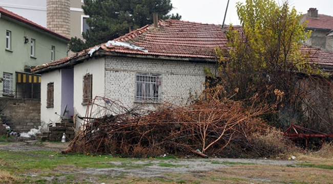 Kendi evinde vurularak öldürüldü