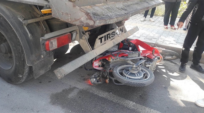 Otomobil elektrikli bisiklete çarptı