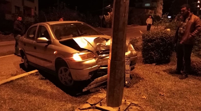 Otomobil ile elektrik direğine çarptı