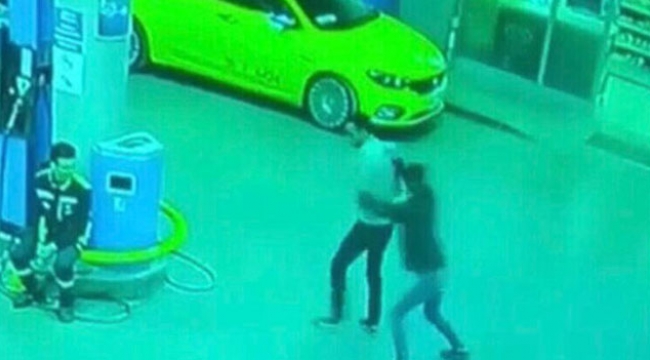 Sırtına bıçağı saplayıp kaçtı