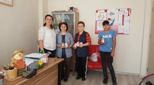 Sokak hayvanlarının tedavisi için harçlıklarını biriktirdiler