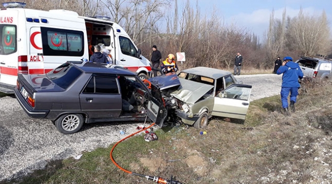 2 otomobil çarpıştı: 1 ölü 5 yaralı