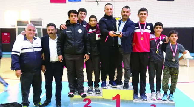 350 sporcu güreş tuttu