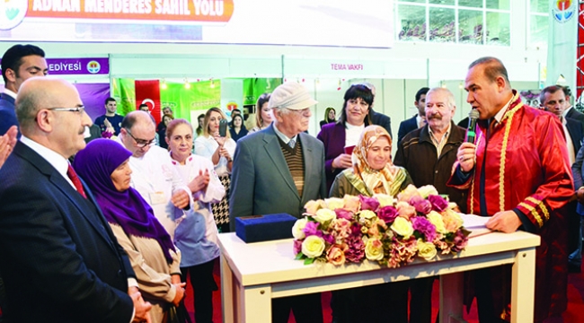 80 yaşındaki damat evlilik  fuarında dünya evine girdi