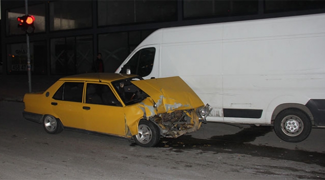 Adana'da araçlara çarpan sürücü kaçtı