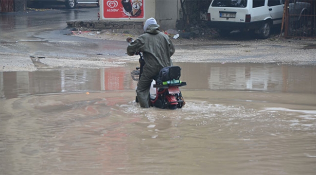 Adana'da sağanak yağış... Evleri su bastı