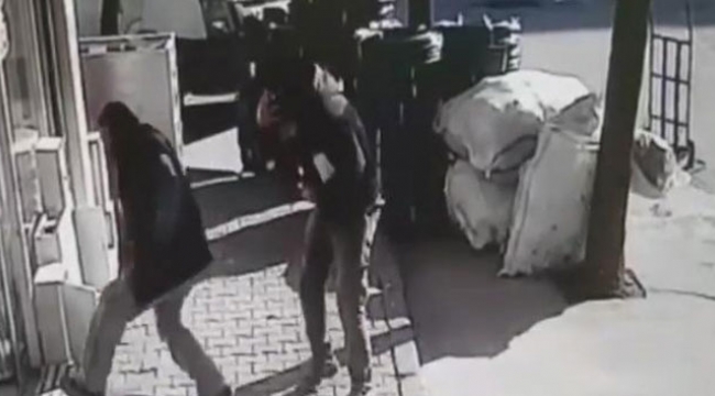 Binanın önünde beklerken kafasına cam düştü