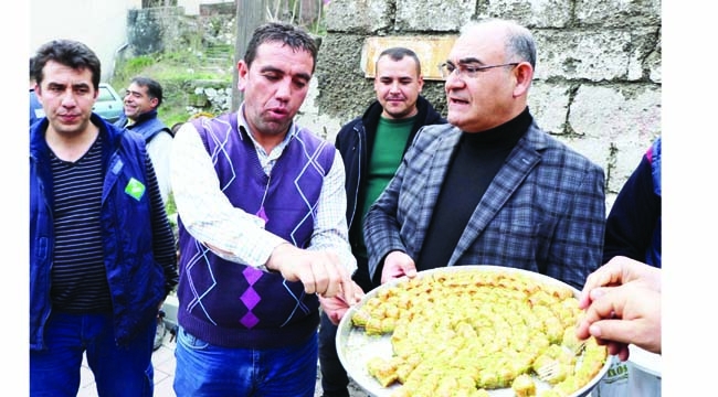 Çay’dan Büyükşehir personeline baklava ikramı
