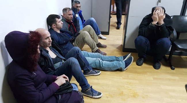Duruşmaya alınmayınca polise saldırdılar