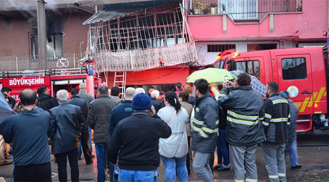 Evinde mahsur kalan yaşlı kadını itfaiye kurtardı