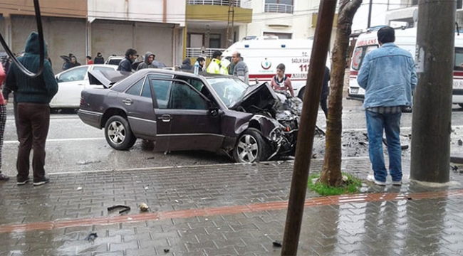 İki otomobil kafa kafaya çarpıştı